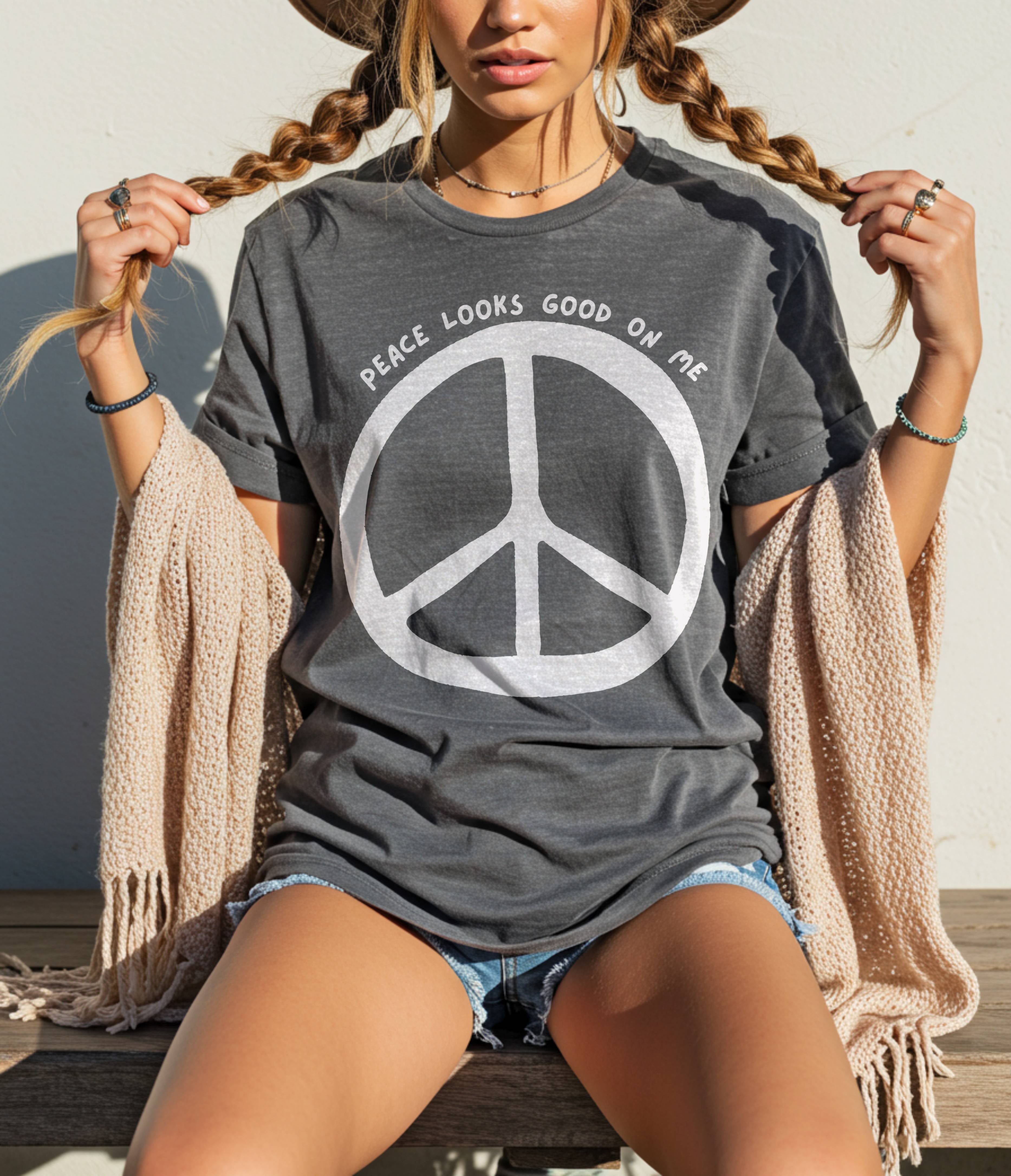 Peace Looks Good On Me T-Shirt – Retro Graphic Tee, Boho Peace Sign Shirt UK